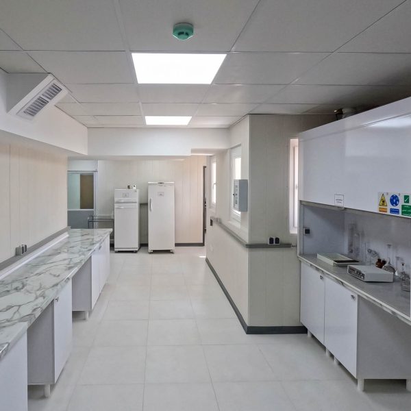 آزمایشگاه میکروبی ایمن کیا صنعت